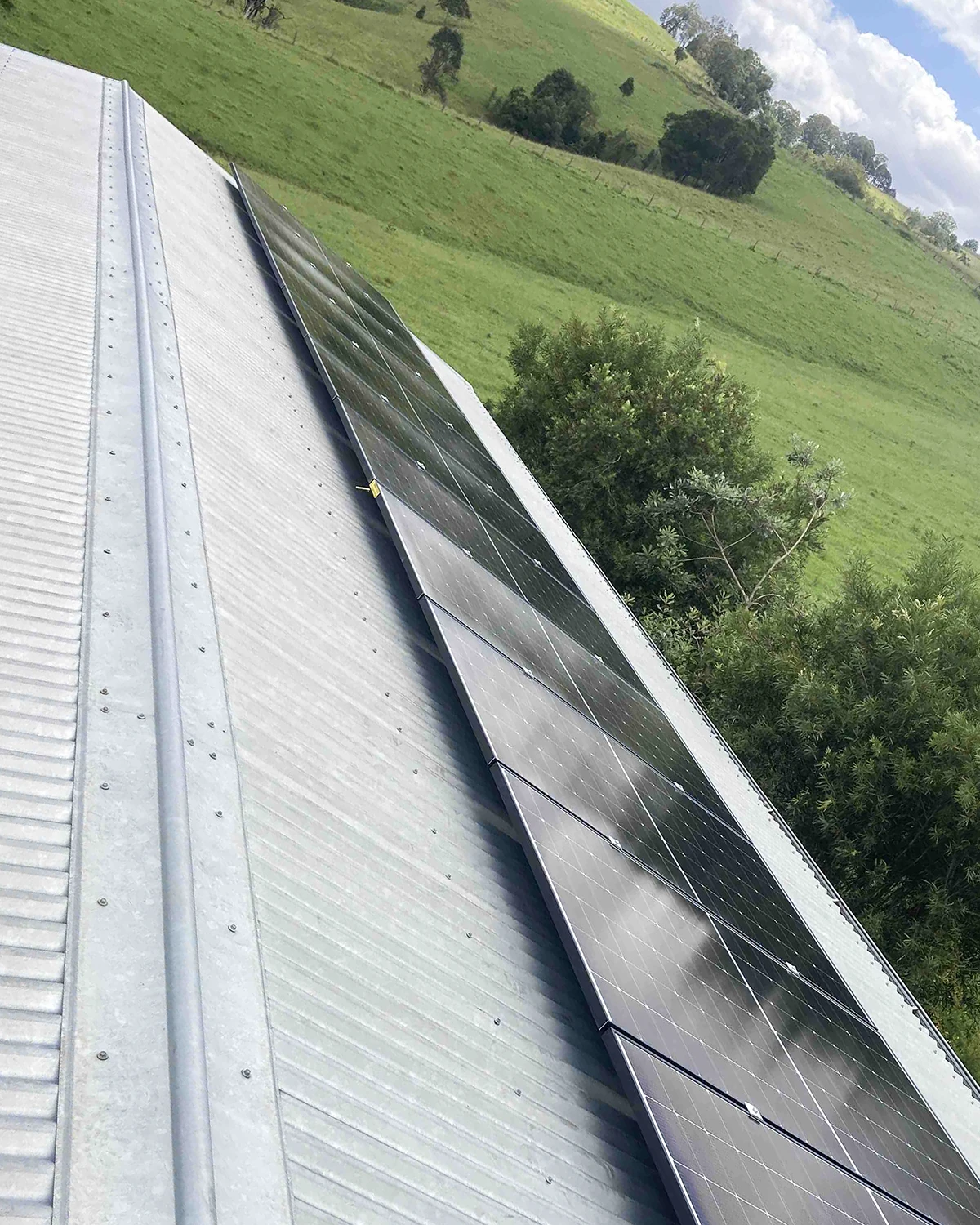 Roof solar power array
