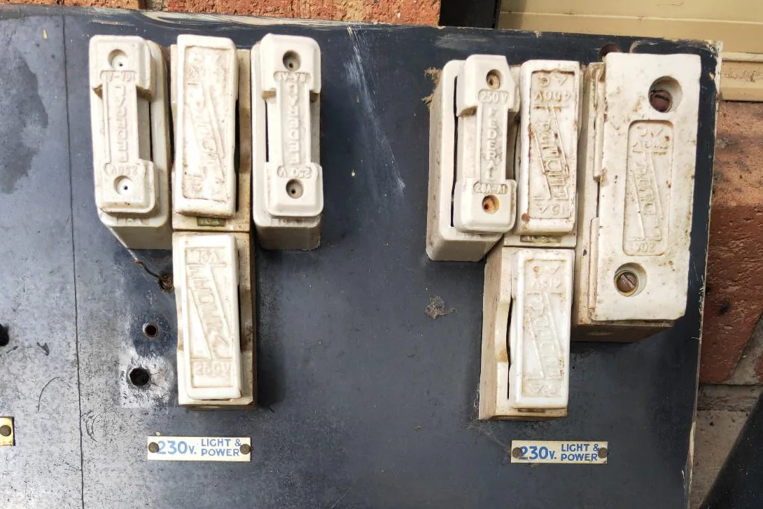 Older home styled ceramic fuses