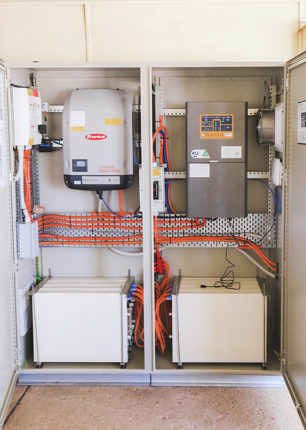 Off-grid cabinet with Fronius Primo and Selectronic SP PRO