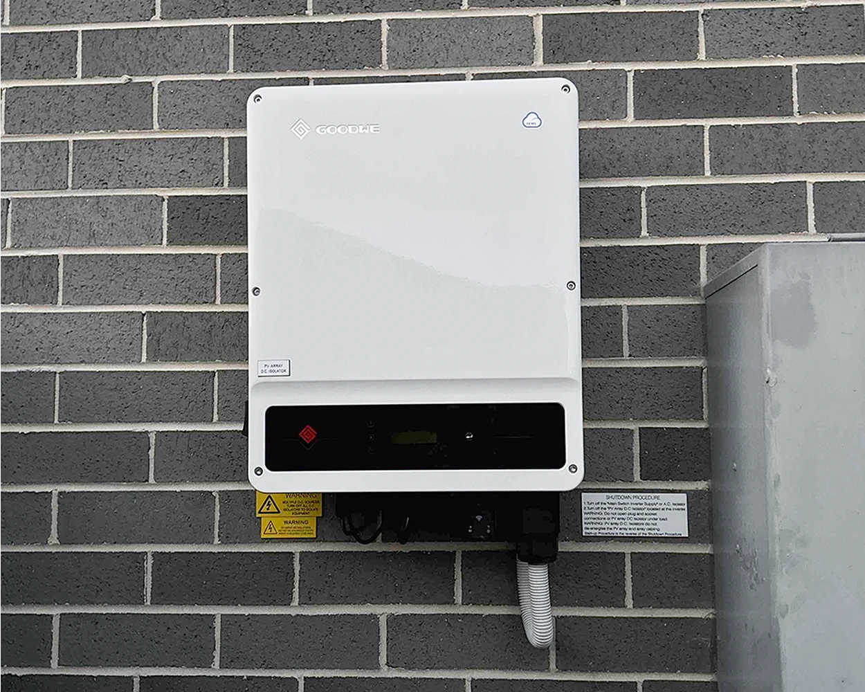 Grid-tied solar inverter